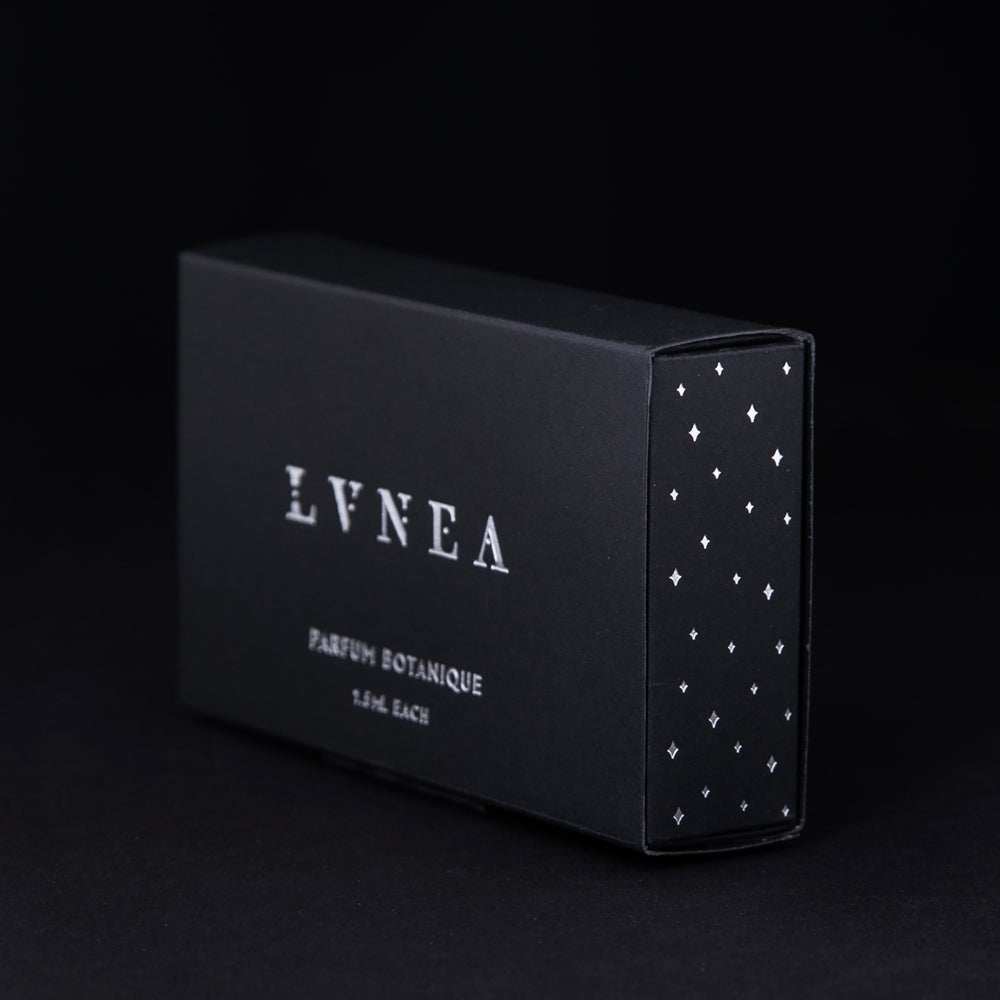 
                      
                        packaging for the full parfum botanique sample set seen from the side, revealing a star pattern embossed on the edges of the box
                      
                    