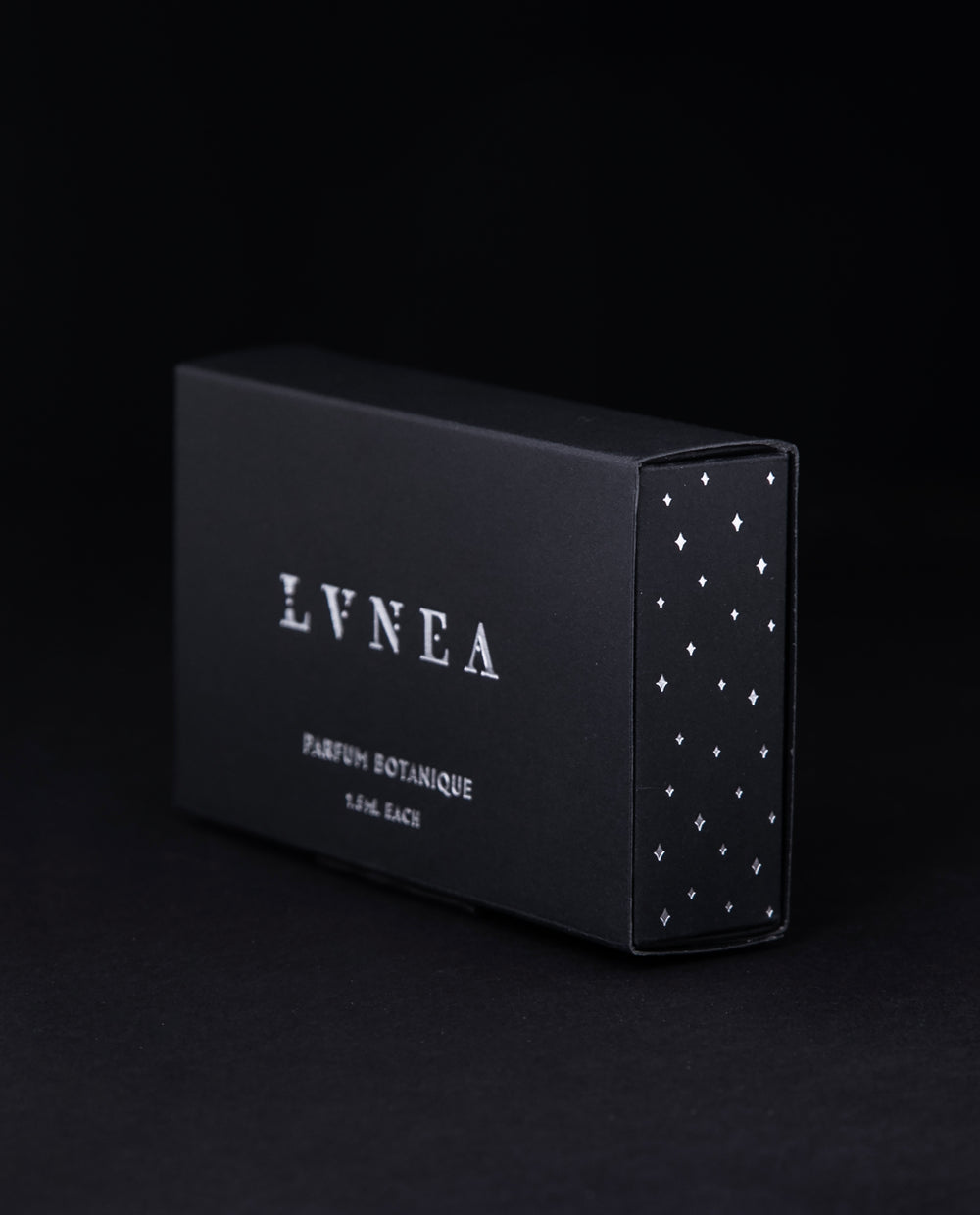 packaging for the full parfum botanique sample set seen from the side, revealing a star pattern embossed on the edges of the box